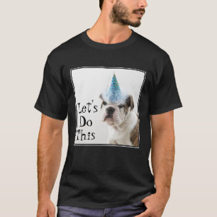 Britischer Bulldoggen-Welpe, der einen Party-Hut T-Shirt