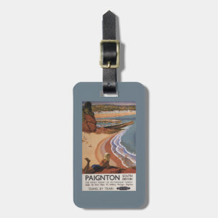 Britisches Eisenbahn-Mädchen, das über einer Gepäckanhänger