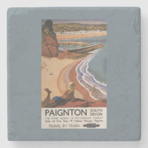 Britisches Eisenbahn-Mädchen, das über einer Steinuntersetzer