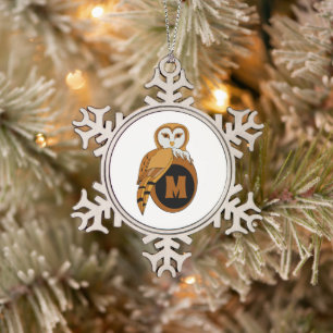 British Barn Owl Mother Nesting on a Monogram Egg Schneeflocken Zinn-Ornament