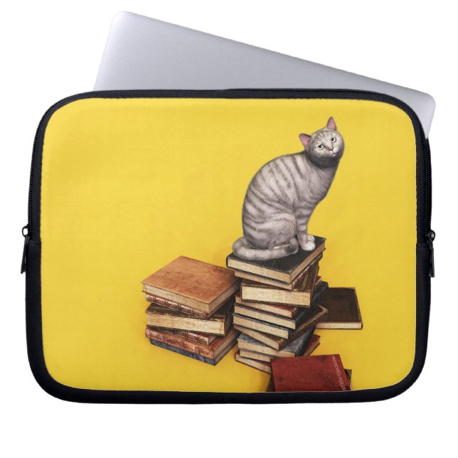 British Cat on a stack of books Laptop Sleeve (Vorderseite)