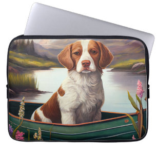 Brittany Spaniel auf einem Paddel: Ein landschaftl Laptopschutzhülle