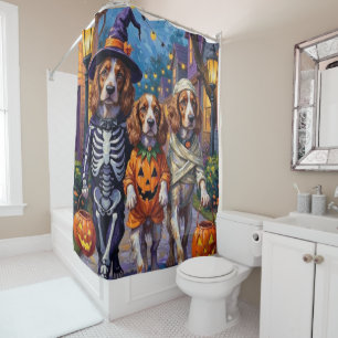 Brittany Spaniel beim Trick-or-Treaten an Hallowee Duschvorhang