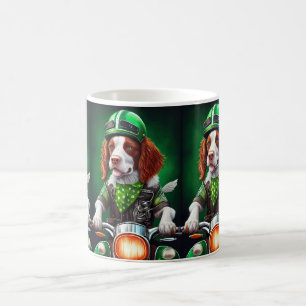 Brittany Spaniel fährt Fahrrad am St. Patrick's Da Kaffeetasse