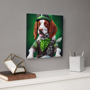 Brittany Spaniel fährt Fahrrad am St. Patrick's Da Quadratische Wanduhr