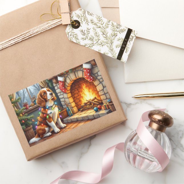 Brittany Spaniel Fireplace with Christmas Lights Rechteckiger Aufkleber (Schenken)