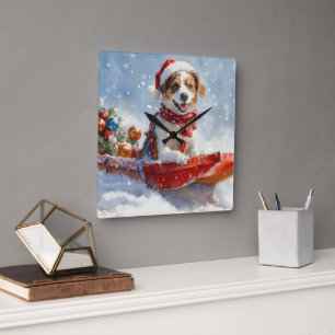 Brittany Spaniel Hund in Sledge Weihnachten Quadratische Wanduhr