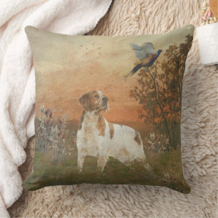 Brittany Spaniel jagt auf dem Feld Kissen