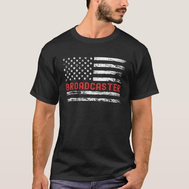 Broadcaster USA Flag Profession Retro Job Titel T-Shirt (Vorderseite)