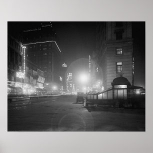 Broadway bei Nacht, 1910. Vintage-Foto Poster