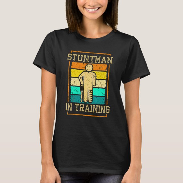 Broken Leg Surgery Stuntman in Training Knee Injur T-Shirt (Vorderseite)