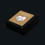 Bronze 8. Hochzeitstag Foto Ehefrau Geschenkboxen<br><div class="desc">Grafischer 8. Jubiläum Bronze Herzeffekt Sake Sake Schmuckstück Geschenkboxen. Ideal,  um Ihre Ehefrau auf einem besonderen 8. Bronze Hochzeitstag oder anderen besondere Anlass ein besonderes Geschenk zu schenken. Angepasst mit eigenen Foto-Wörtern und eigenen Daten. Von Sarah Trett für www.mylittleeden.com entworfen</div>