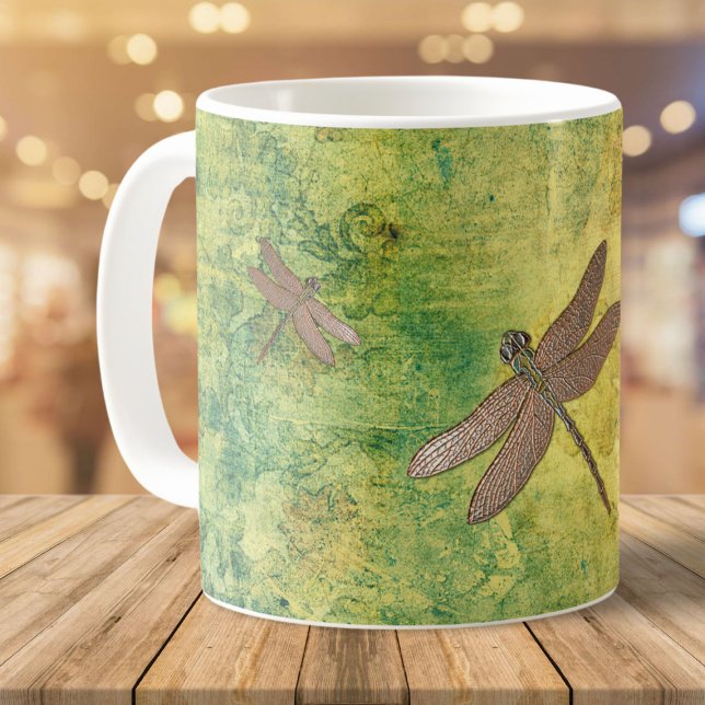 Bronze-Drachenfliegen auf der Erde in Bedrängnis Kaffeetasse (Von Creator hochgeladen)