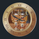 Bronze-Hochzeitsszenario-Jubiläum Kupfer Gold Brow Große Wanduhr<br><div class="desc">Eine schöne Uhr in Bronzetönen mit römischen Ziffern. Der Rahmen, der als Teil der Uhr funktioniert, ist auch ein Rahmen für Ihr Lieblingsfoto. Behalt das Beispielbild von Glaskugeln, die mit glänzenden Kupferbändern und Glitzer beschnitten wurden, oder ersetze es durch ein eigenes Bild für die vollkommene Personalisierung. Fügen Sie Ihre Namen...</div>