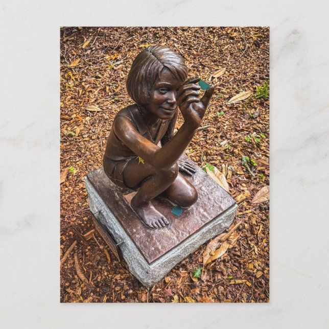 Bronze Kind mit Lupe Statue Postkarte (Vorderseite)