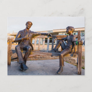 Bronzestatue von jung und alt im Gespräch Postkarte