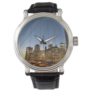Brooklyn Bridge bei Dämmerung mit Manhattan-Skylin Armbanduhr