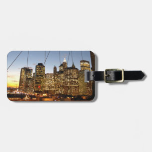 Brooklyn Bridge bei Dämmerung mit Manhattan-Skylin Gepäckanhänger