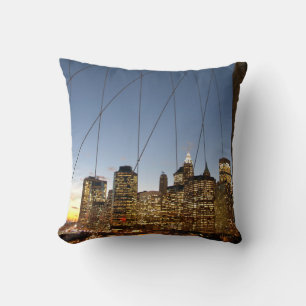 Brooklyn Bridge bei Dämmerung mit Manhattan-Skylin Kissen