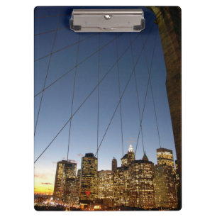Brooklyn Bridge bei Dämmerung mit Manhattan-Skylin Klemmbrett