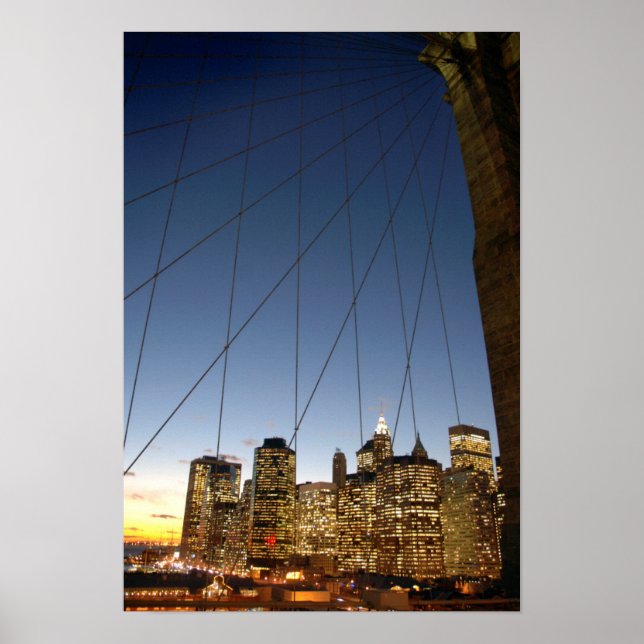 Brooklyn Bridge bei Dämmerung mit Manhattan Skylin Poster (Vorne)