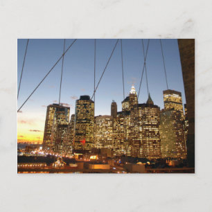 Brooklyn Bridge bei Dämmerung mit Manhattan-Skylin Postkarte