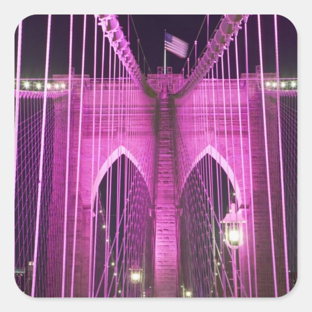 Brooklyn Bridge Lit Lila Quadratischer Aufkleber (Vorderseite)