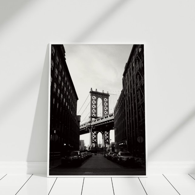 Brooklyn Bridge New York City - Canvas Print Leinwanddruck (Brooklyn Bridge New York City - Canvas Print in white frame on wooden floor.)