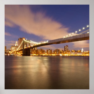Brooklyn Bridge und Manhattan bei Nacht. Poster