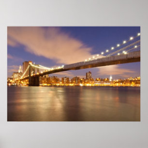 Brooklyn Bridge und Manhattan bei Nacht. Poster
