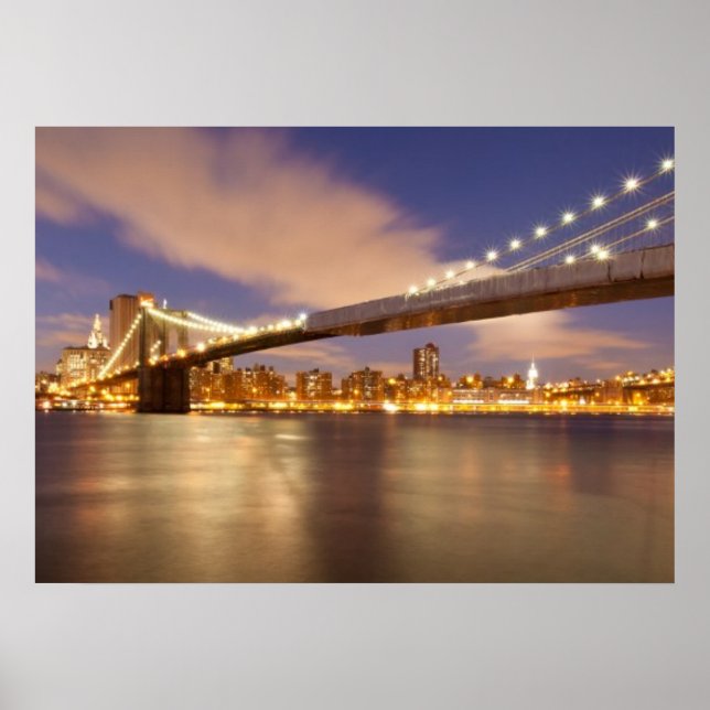 Brooklyn Bridge und Manhattan bei Nacht. Poster (Vorne)