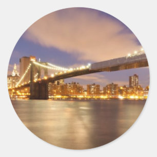 Brooklyn Bridge und Manhattan bei Nacht. Runder Aufkleber