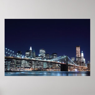 Brooklyn Bridge und Manhattan Skyline bei Nacht Poster