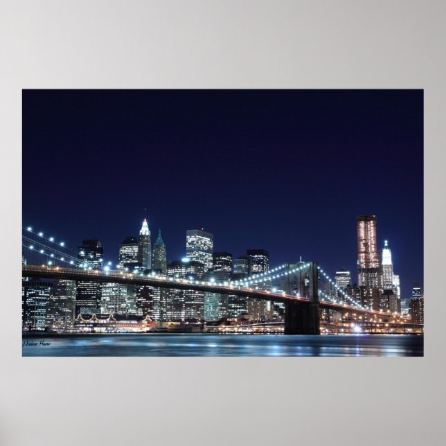 Brooklyn Bridge und Manhattan Skyline bei Nacht Poster (Vorne)