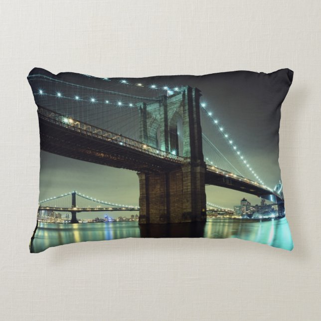 Brooklyn-Brücke an Nachtmanhattan-Brücke Dekokissen (Vorderseite)