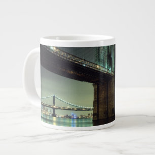Brooklyn-Brücke an Nachtmanhattan-Brücke Jumbo-Tasse