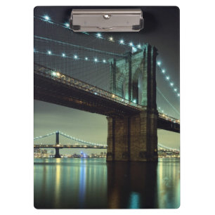 Brooklyn-Brücke an Nachtmanhattan-Brücke Klemmbrett