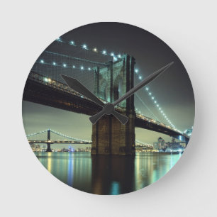 Brooklyn-Brücke an Nachtmanhattan-Brücke Runde Wanduhr