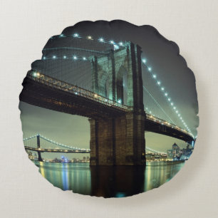 Brooklyn-Brücke an Nachtmanhattan-Brücke Rundes Kissen