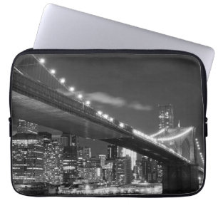 Brooklyn-Brücke und Manhattan-Skyline nachts Laptopschutzhülle