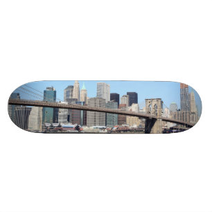 Brooklyn-Brücke und Manhattan-Skyline, New- Yorkc Skateboard
