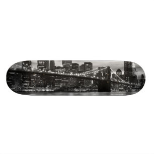Brooklyn-Brücke und Manhattan-Skyline, NYC Skateboard