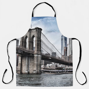 BROOKLYN-BRÜCKE WÄHREND DES TAGES SCHÜRZE