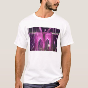 Brooklyn-Brücken-Lit lila T-Shirt
