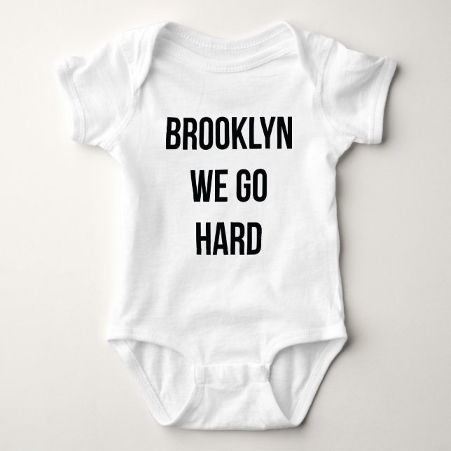 Brooklyn gehen wir stark baby strampler (Vorderseite)