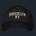 BROOKLYN NY Simple White on Black Bestickte Baseballkappe<br><div class="desc">Minimalistisch BROOKLYN NY Weiß bestickt auf schwarzen Baumwollhut. Weiße Stickereien können durch Auswahl der Schaltfläche "Design bearbeiten" an andere Farbeinstellungen angepasst werden. Außerdem ist die Möglichkeit verfügbar,  die gewünschte Farbe auf der Hauptseite auszuwählen.</div>