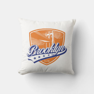 Brooklyn Shield mit Swoosh Design Kissen