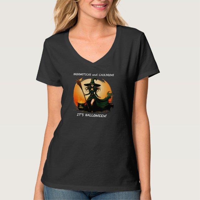 Broomsticks und Kessel... es ist Halloween. T-Shirt (Vorderseite)