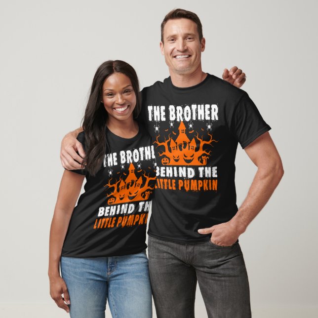 Brother Behind Little Pumpkin Halloween Geschenk T-Shirt (Unisex)