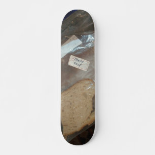 Brotstück in Tasche Skateboard